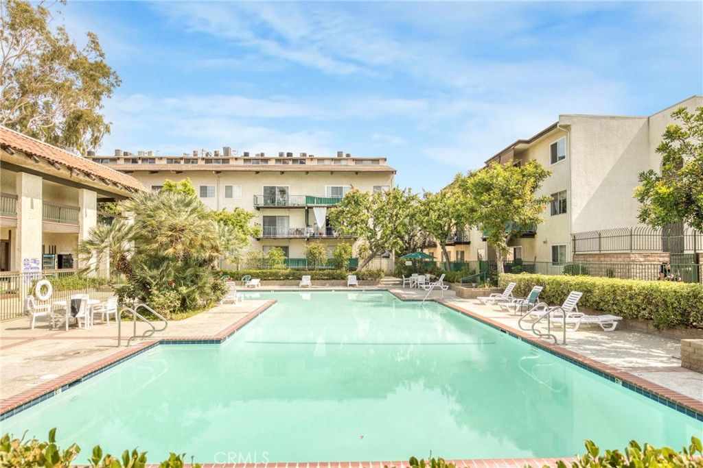 Photo of 5460 White Oak Avenue #F105, Encino, CA 91316 (MLS # SR25126133)