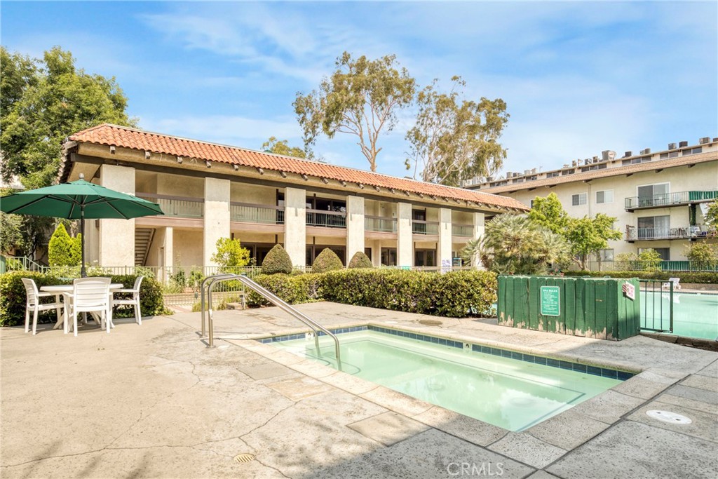 Welcome to Unit F105 at 5460 White Oak Avenue, a well-maintained 2-bedroom, 2-bathroom condo located in the heart of Encino. With 990 square feet of functional living space, this ground-level unit offers a fantastic layout and great value—ready for a new owner to make it their own.
Ideal for both homeowners and investors, this unit features a dual-primary design with two generously sized bedrooms on opposite sides of the living area, each with its own full bathroom and large mirrored closets. The open living and dining space flows effortlessly to a private patio—perfect for relaxing or entertaining.
While the unit is in original condition, it has been well cared for and provides a blank canvas for your personal updates or remodeling vision.
Enjoy unmatched convenience with easy ground-floor access and a location just steps from the community laundry room—a rare and highly desirable feature.
Located within the sought-after Encino Oaks gated community, residents enjoy resort-style amenities including a swimming pool, spa, fitness center, tennis courts, recreation room, and more. HOA dues cover water, sewer, trash, and common area maintenance.
Just moments from Ventura Boulevard’s restaurants, shops, Trader Joe’s, and with quick access to the 101 and 405 freeways—this is the perfect opportunity to own in a central and vibrant area of Encino.
Don’t miss out—this value-packed condo is ready for its next chapter!