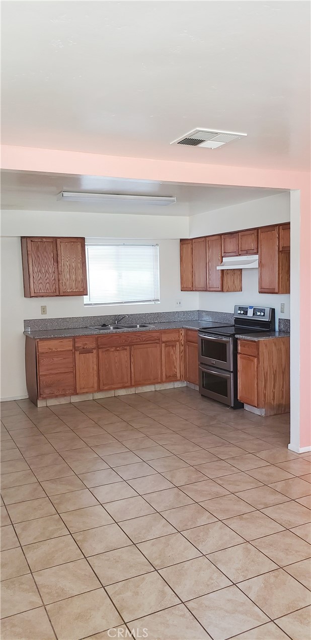 Great updated 3 units TRIPLEX property for sale. Great conditions & great income. Plenty of parking spaces on site at back of Triplex (off street parking). Laundry hook up inside each unit. All of 3 units are 2 bedrooms and 1 bath. Currently 2 units are rented for $1,200 per month each. Owner paid for water & trash approximately $87 per month. Tenants pay for their gas & electrical bills. ** Property Sold As is **