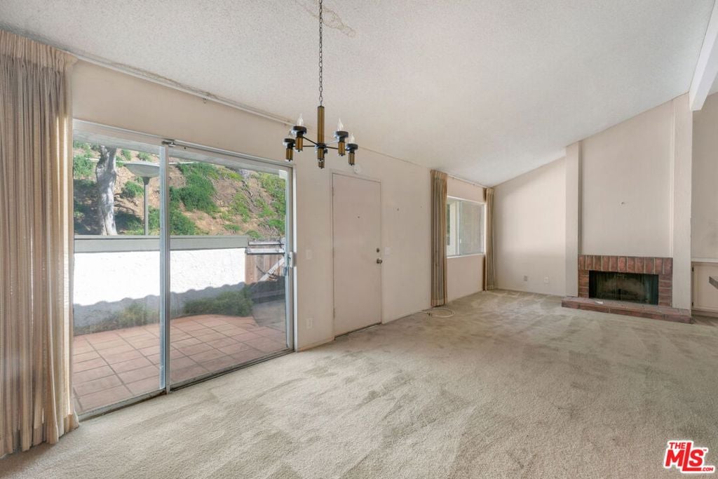 17105 Palisades Circle
