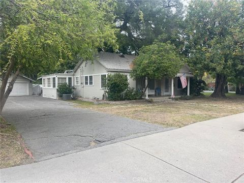 Photo of 13005 Magnolia Blvd, Sherman Oaks, CA 91423 (MLS # SR26041644)