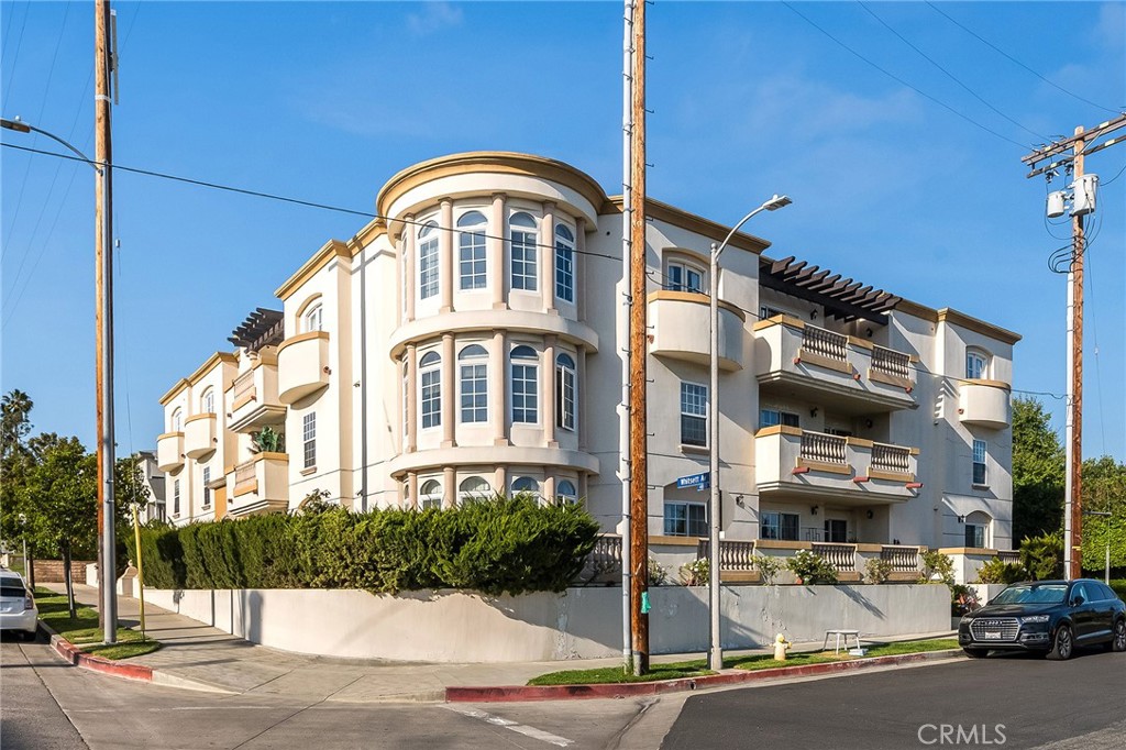 4832 Whitsett Avenue 305