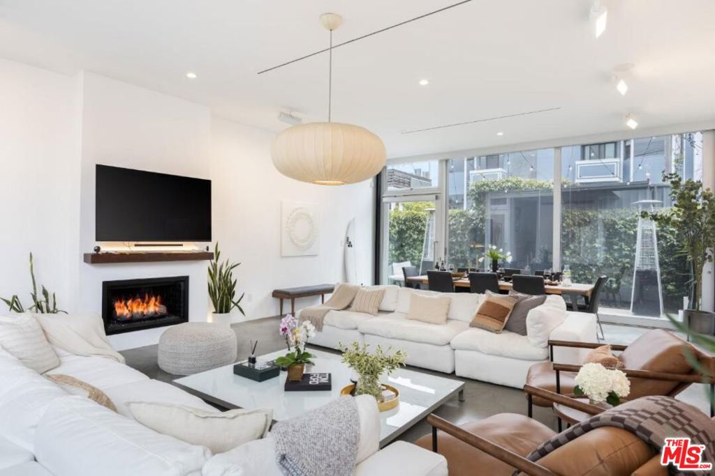 17 N Venice Boulevard