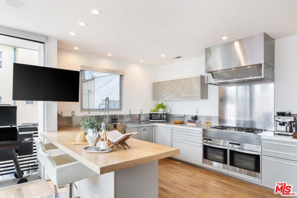 17 N Venice Boulevard