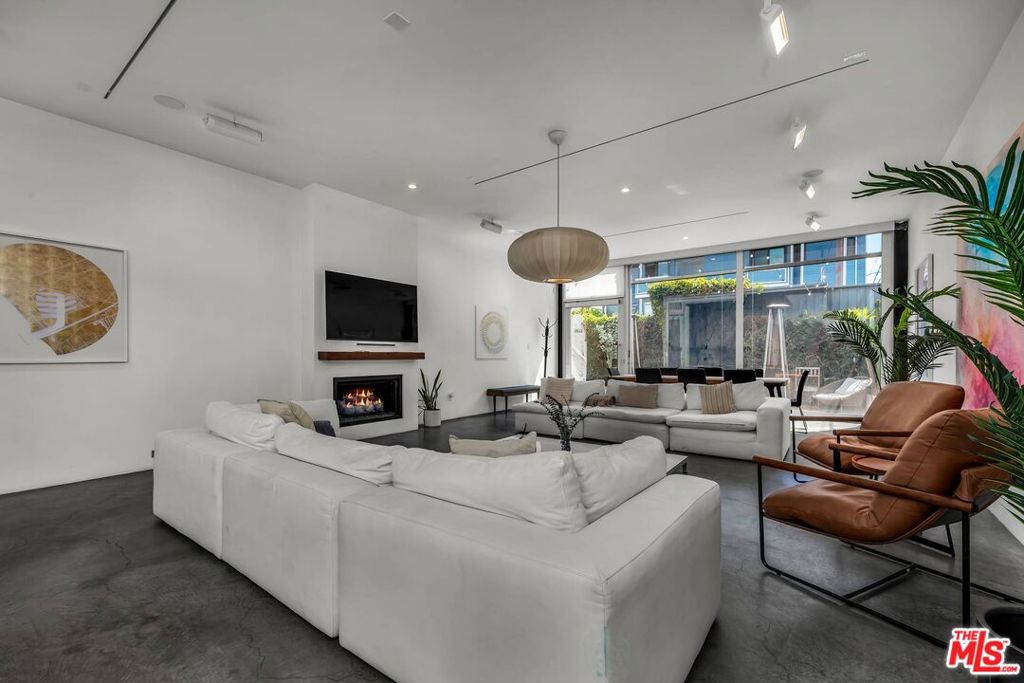 17 N Venice Boulevard