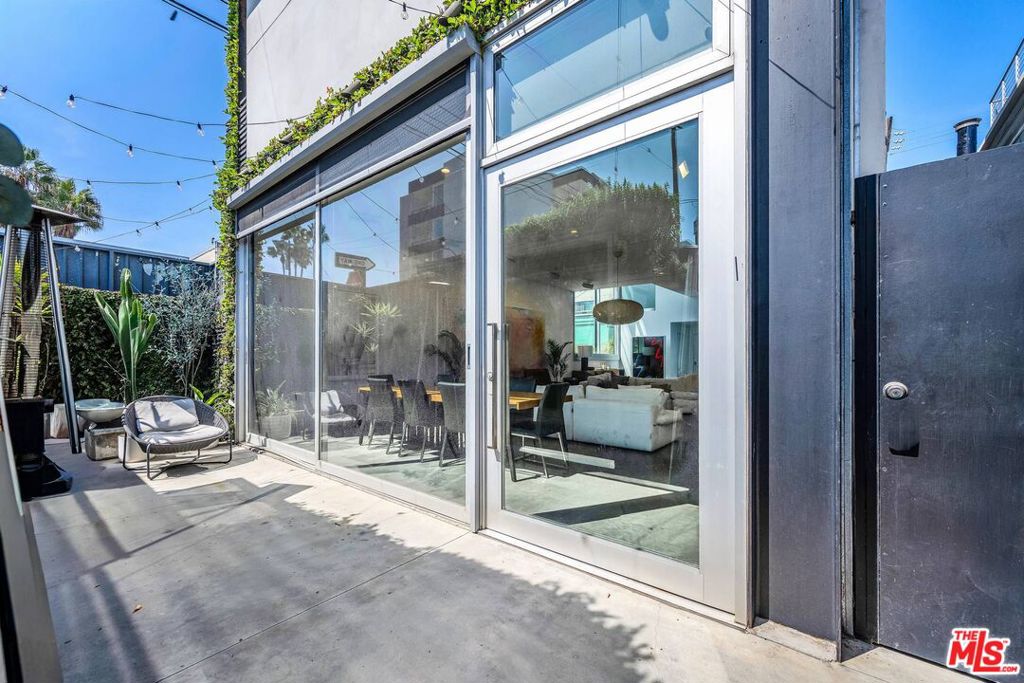 17 N Venice Boulevard