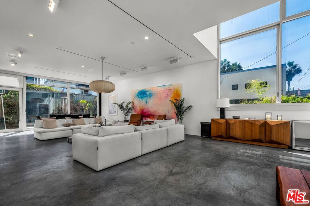 17 N Venice Boulevard