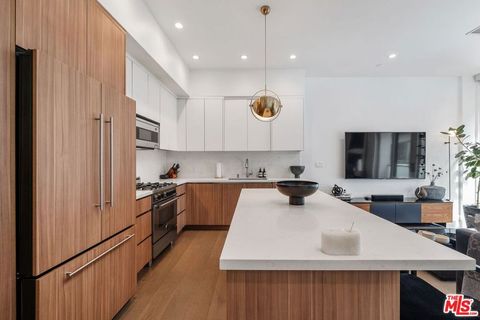 Tiny photo for 1251 N Formosa Avenue, West Hollywood, CA 90046 (MLS # 26673541)