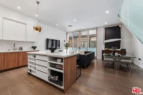 Tiny photo for 1251 N Formosa Avenue, West Hollywood, CA 90046 (MLS # 26673541)