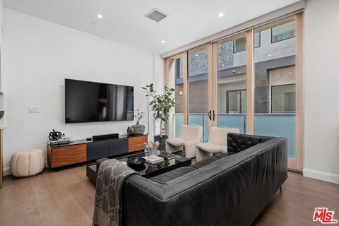 Tiny photo for 1251 N Formosa Avenue, West Hollywood, CA 90046 (MLS # 26673541)