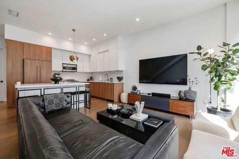 Tiny photo for 1251 N Formosa Avenue, West Hollywood, CA 90046 (MLS # 26673541)