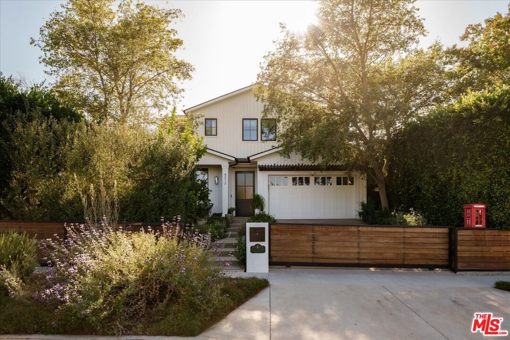 Photo of 4313 Bellingham Avenue, Studio City, CA 91604 (MLS # 26839719)