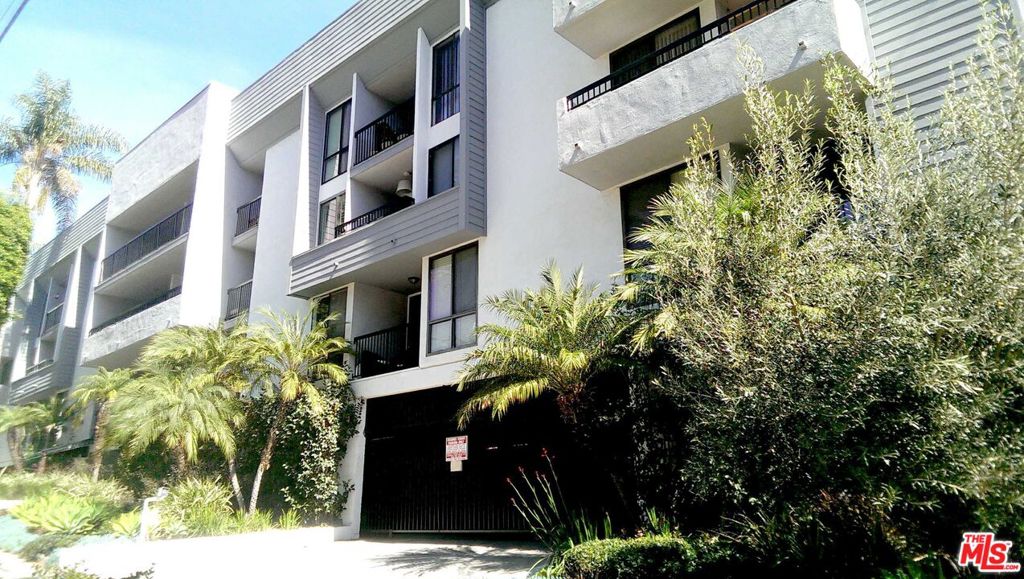 Excellent location in the most desired area on borders of Beverly Hills and West Hollywood. Minutes to the finest and most famous restaurants, shops, grocery stores, coffee shops, high end night clubs, parks and much much more... Corner unit.