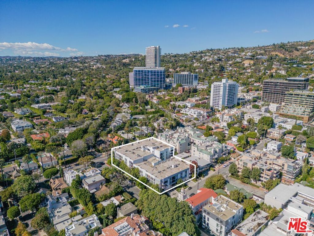 Photo of 906 N Doheny Drive #301, West Hollywood, CA 90069 (MLS # 25590529)