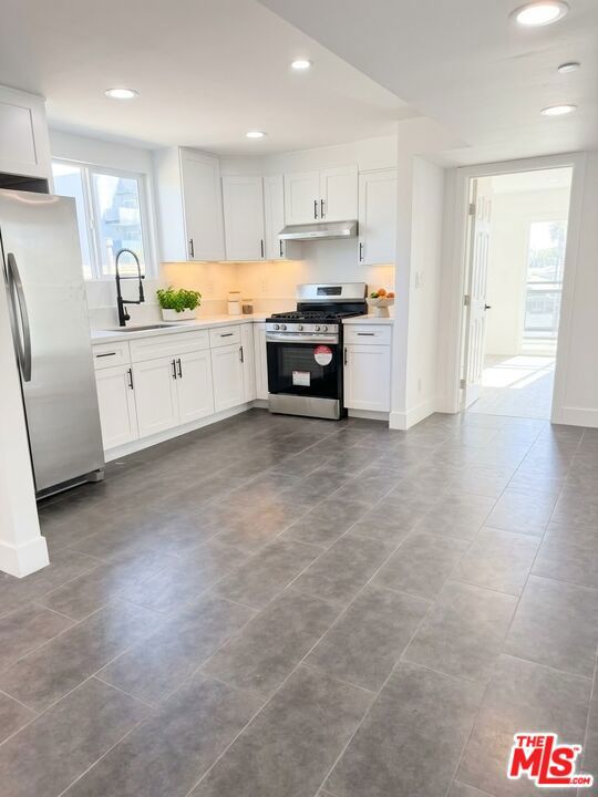 1729 W 36th Place