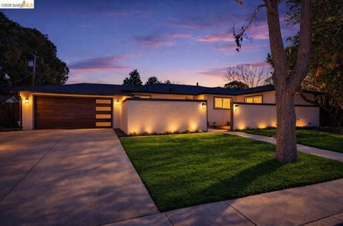Photo of 846 Savannah Cir Cir, Walnut Creek, CA 94598 (MLS # 41126360)