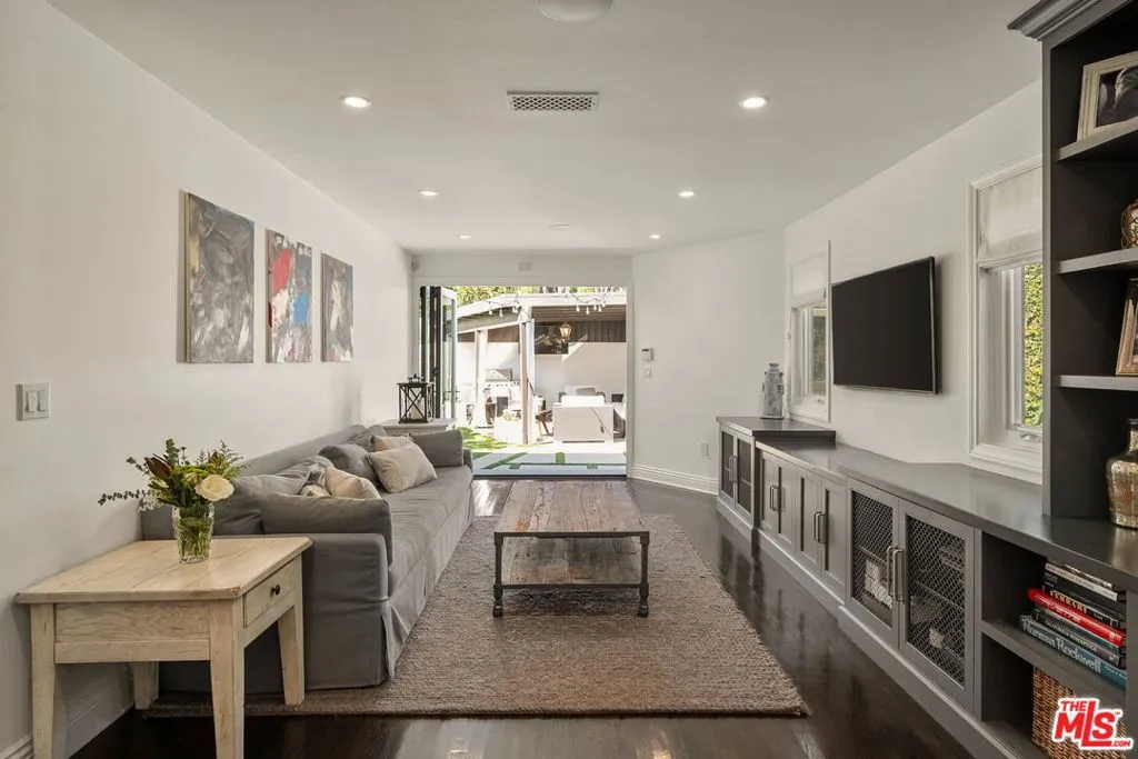 Los Angeles, California 90024, United States, 3 Bedrooms Bedrooms, ,3 BathroomsBathrooms,Residential,Active,241573