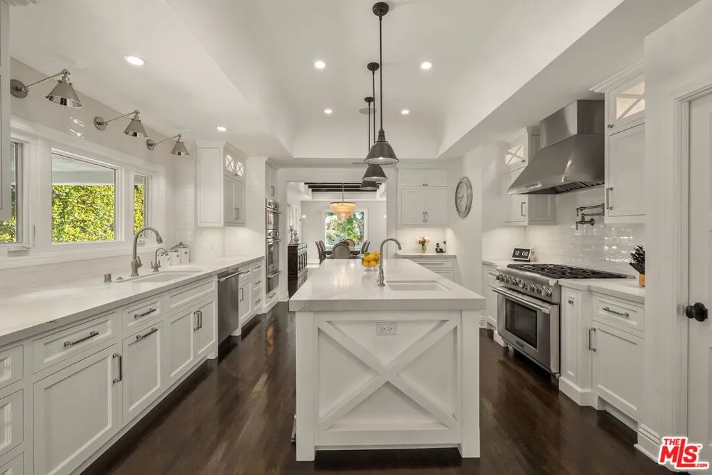 Los Angeles, California 90024, United States, 3 Bedrooms Bedrooms, ,3 BathroomsBathrooms,Residential,Active,241573