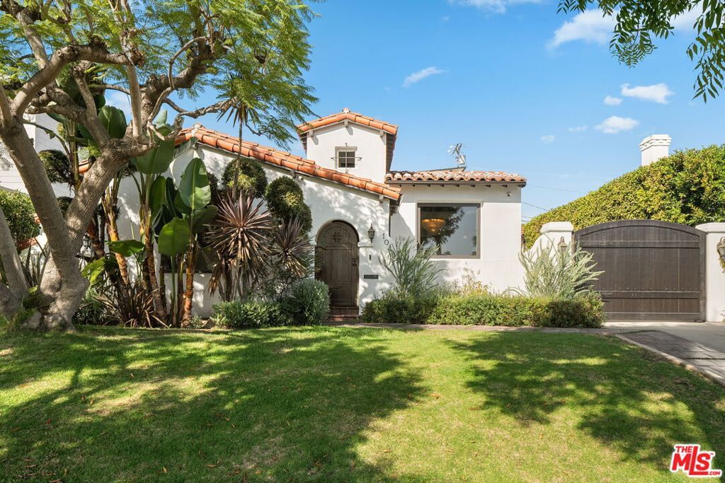 Photo of 10465 Kinnard Avenue, Los Angeles, CA 90024 (MLS # 25616235)