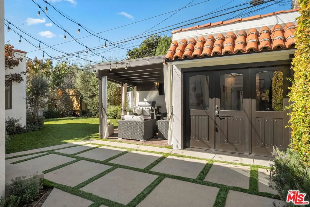 Los Angeles, California 90024, United States, 3 Bedrooms Bedrooms, ,3 BathroomsBathrooms,Residential,Active,241573