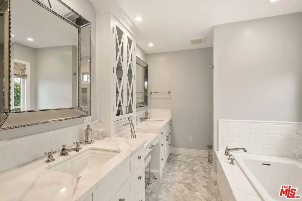 Los Angeles, California 90024, United States, 3 Bedrooms Bedrooms, ,3 BathroomsBathrooms,Residential,Active,241573