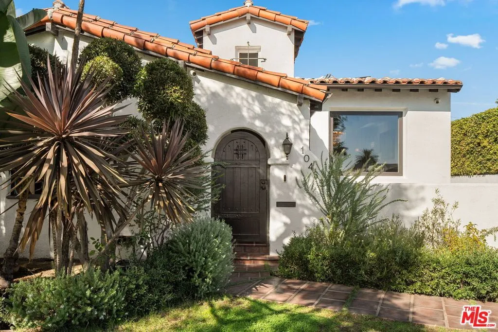 Los Angeles, California 90024, United States, 3 Bedrooms Bedrooms, ,3 BathroomsBathrooms,Residential,Active,241573