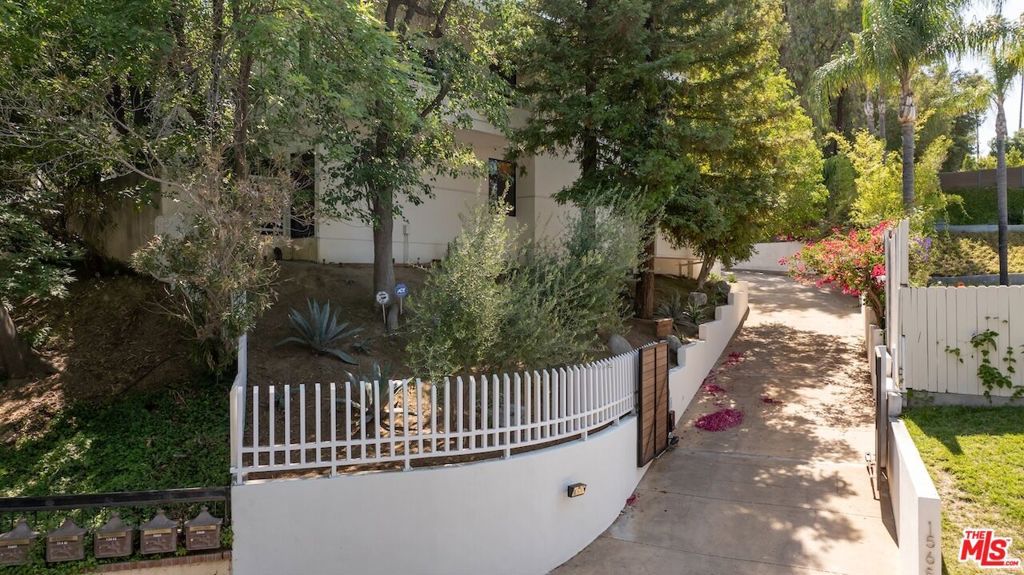 Photo of 15656 Crownridge Place, Sherman Oaks, CA 91403 (MLS # 25579971)