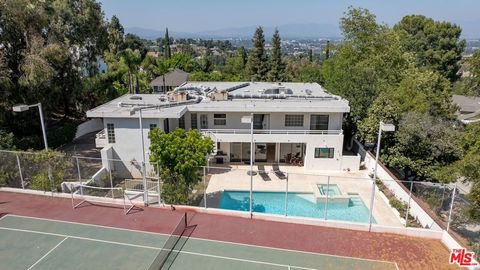 Photo of 15656 Crownridge Place, Sherman Oaks, CA 91403 (MLS # 25579971)