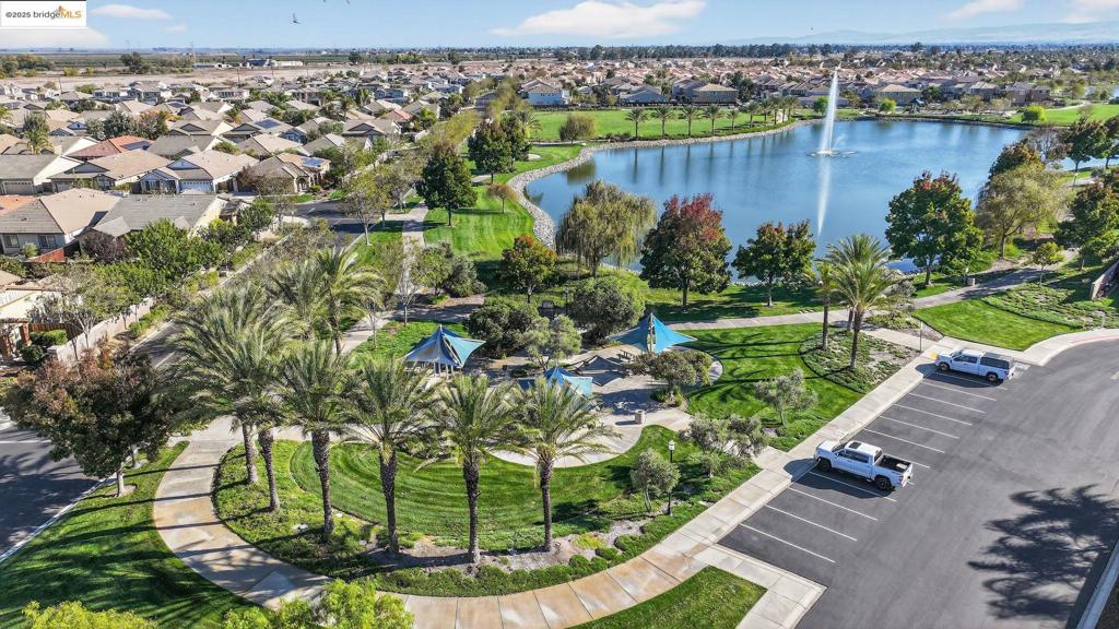 THE LAKES - Residential