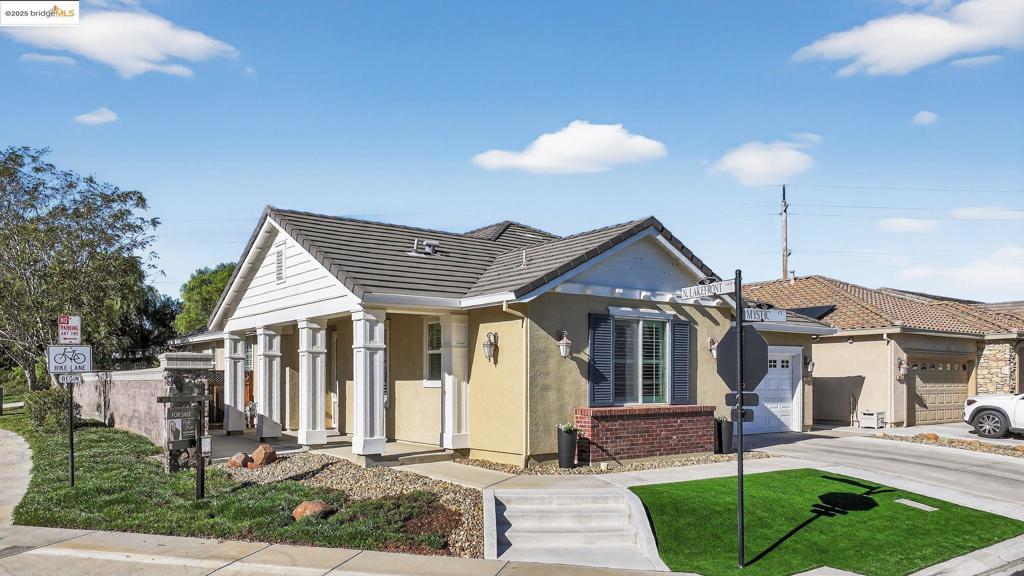 THE LAKES - Residential