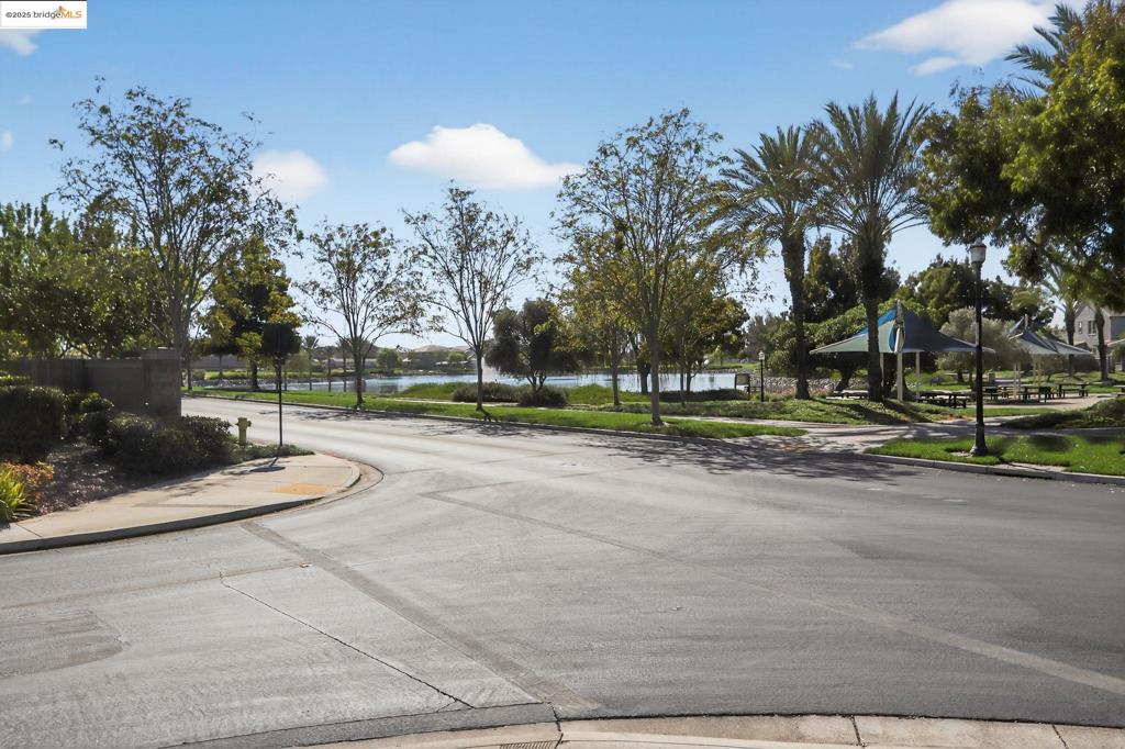 THE LAKES - Residential
