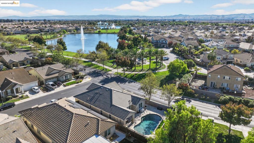 THE LAKES - Residential