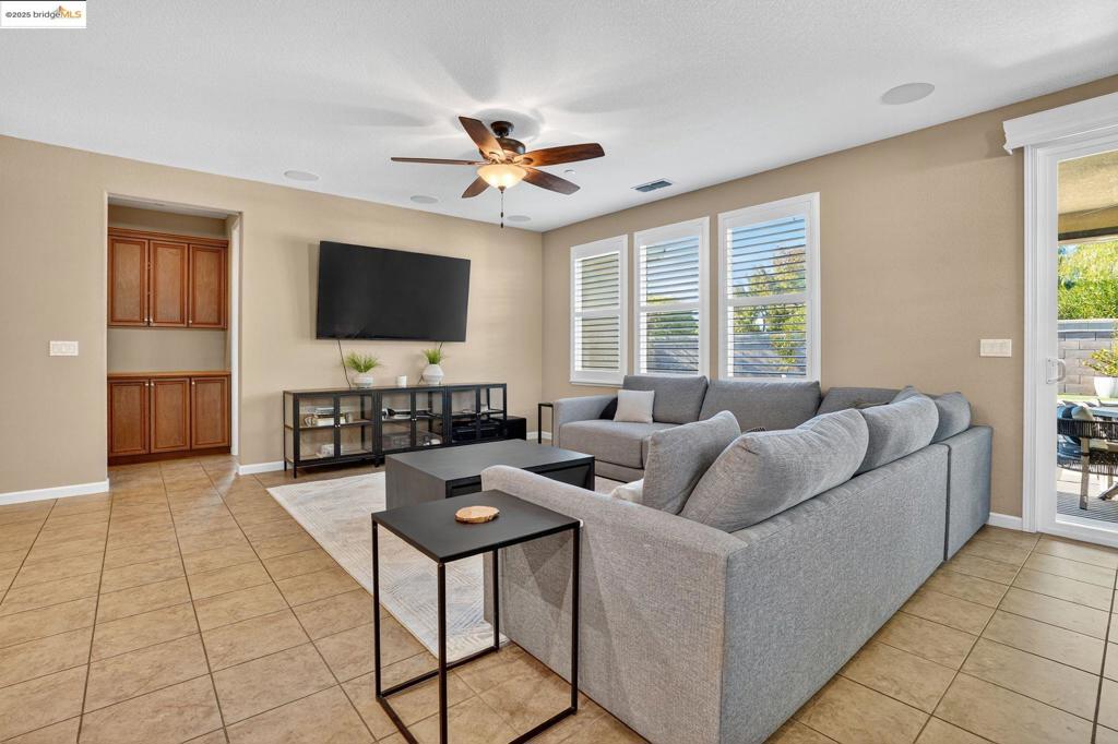 THE LAKES - Residential