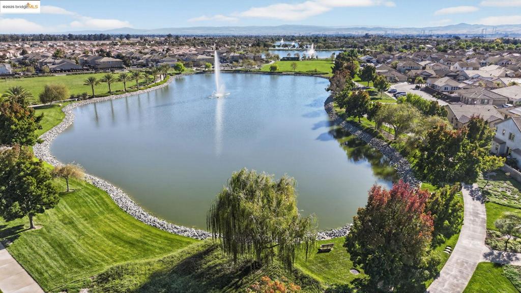 THE LAKES - Residential