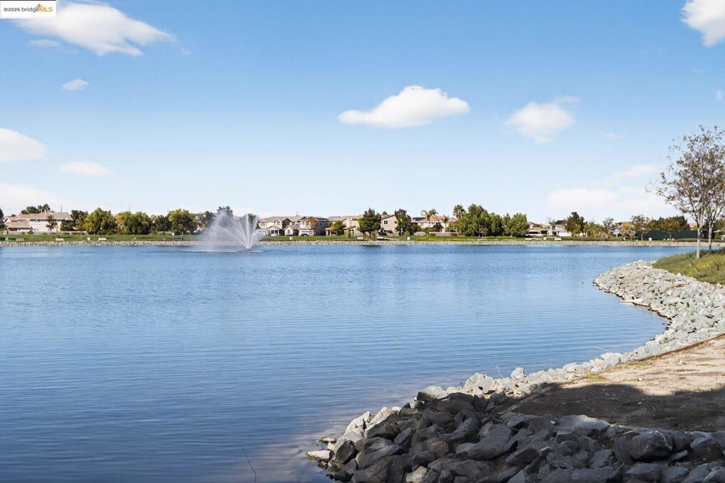 THE LAKES - Residential