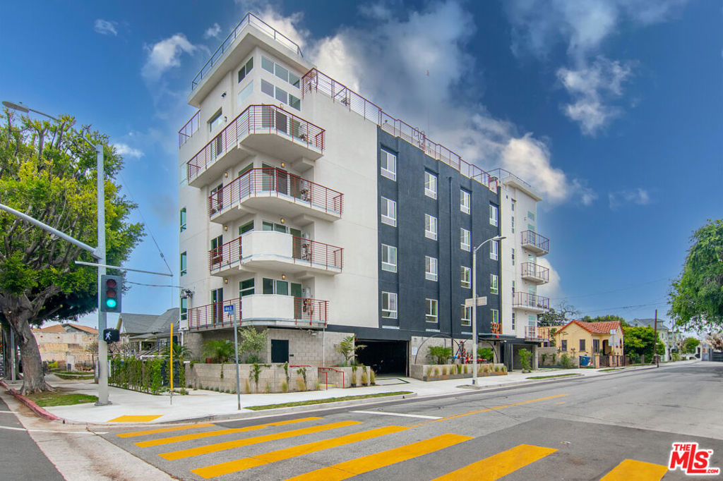 Beautiful addition to the city skyline: Park Fickett offers luxury apartments at affordable prices. Located over the new 6th Street Bridge from The Arts District, these brand new units are sophisticated, secure and comfortable. Every unit has a private balcony with views providing a great setting for morning coffee or enjoying the beauty of the city at sunset. Residents will love the brand new washer/dryer in every apartment along with stainless steel appliances and tons of counter and storage space. Kitchen is open to living area which makes entertaining a pleasure and creates a light filled, open floor plan. The heat and a/c have digital controllers and an app on your phone controls access to the building. Close to DTLA for the city's vibrant scene of culture, cuisine and entertainment. or just walk down the block to Artic Hotspot for great sandwiches, salads and baked goods. An easy walk to the metro station and a short drive to hop on the freeway. Beautiful Hollenbeck Park is just a few blocks away.