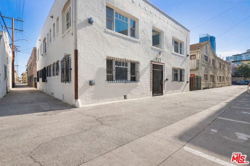 623 E Broadway