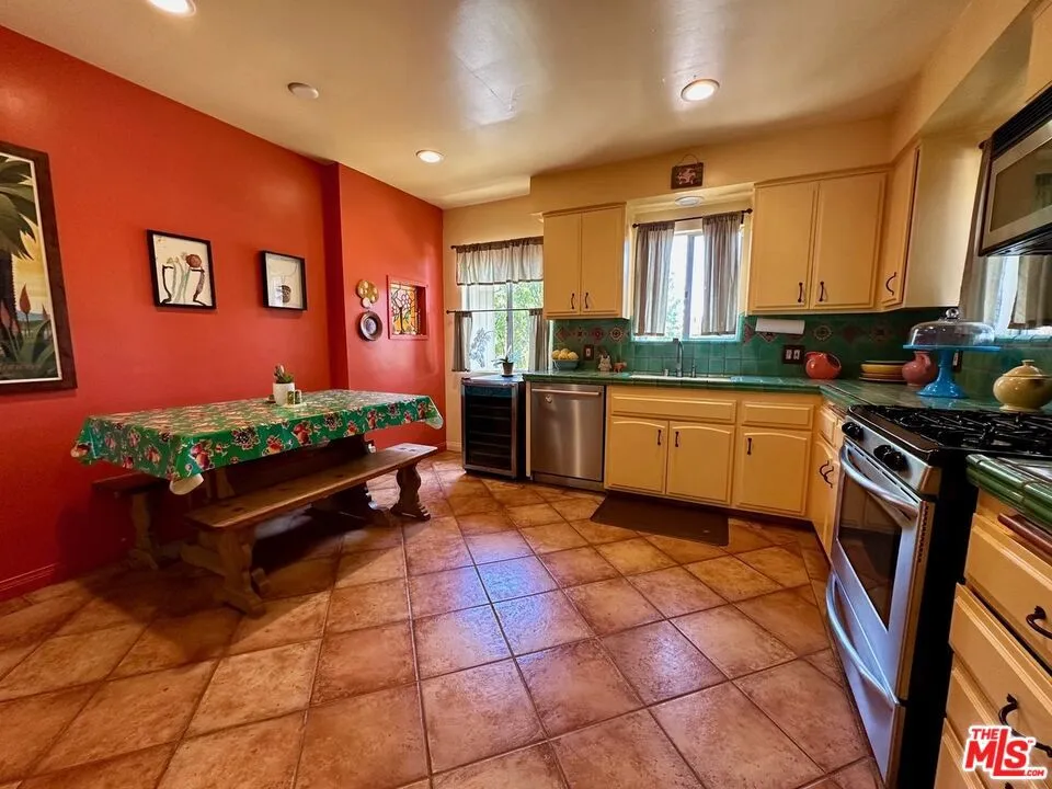 Los Angeles, California 90066, United States, 3 Bedrooms Bedrooms, ,2 BathroomsBathrooms,Residential,Active,196917