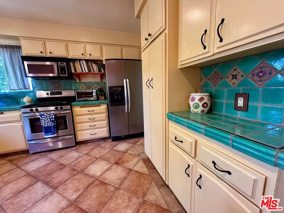 Los Angeles, California 90066, United States, 3 Bedrooms Bedrooms, ,2 BathroomsBathrooms,Residential,Active,196917