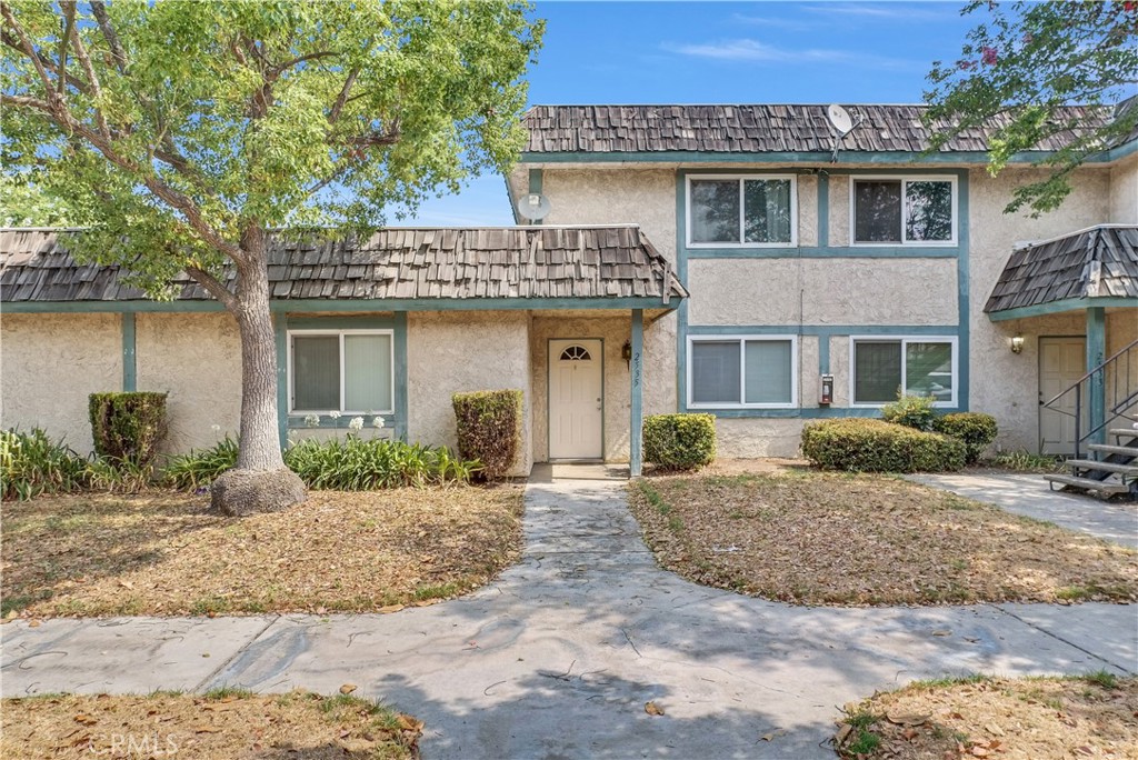 Super convenient location! Just a 7-minute drive to UCR, 10 minutes to RCC, and only a 10-minute walk to the grocery store. Hunter Park is just 3 minutes away! This home features brand-new kitchen cabinets and master bathroom vanities, as well as newer carpet throughout. The downstairs includes a spacious living room, half bathroom, kitchen, and laundry room. Upstairs, you'll find two large bedrooms and one full bathroom.
The one-car garage is detached, and the washer and dryer are included—almost like new!
Enjoy a large greenbelt in the center of the community and a swimming pool perfect for relaxing with family during the hot summer months.
This home is move-in ready—contact us today to schedule a tour. You’re going to love it!