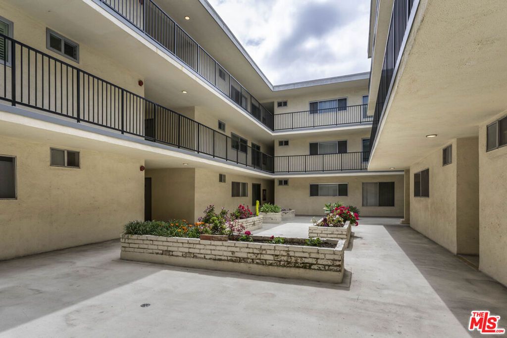 Photo of 3734 S Canfield Avenue #109, Los Angeles, CA 90034 (MLS # 25531337)