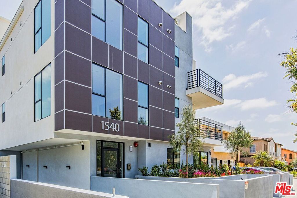 Modern 2 bedroom unit located in a small luxury building. Open space living area, central heating and cooling, and a modern kitchen with stainless steel appliances. This unit has 2 full bathrooms and an extra 1/2 bath for guests. In unit washer/dryer hookups. Two assigned parking spaces in underground gated garage. Close to Target, Sprouts, Trader Joe's, Beverly Center, and other retail stores. Easy access to the I-10 for commuting.