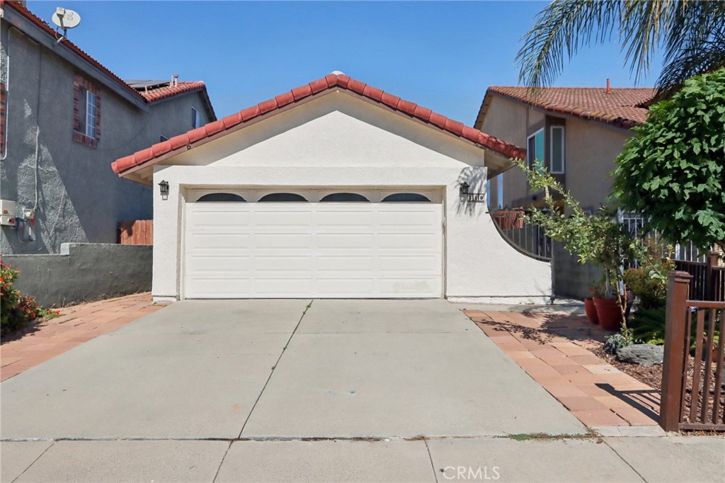 Charming 2 Bedroom Home in Highly Desired Area of Compton
Welcome to this beautifully maintained 2 bedroom, 1 bathroom home located in one of Compton’s most sought-after neighborhoods. This inviting residence features soaring high ceilings in the kitchen and living room, creating a spacious and airy atmosphere perfect for both relaxing and entertaining.
The home includes an attached garage for convenient parking and additional storage. Step outside to enjoy a fully enclosed backyard—ideal for outdoor gatherings, gardening, or simply relaxing in your own private retreat.
Enjoy the ease of urban living with this prime location just steps away from local shopping, dining, and everyday amenities. Whether you're a first-time buyer, downsizing, or looking for an excellent investment opportunity, this home offers comfort, convenience, and charm in an unbeatable location.