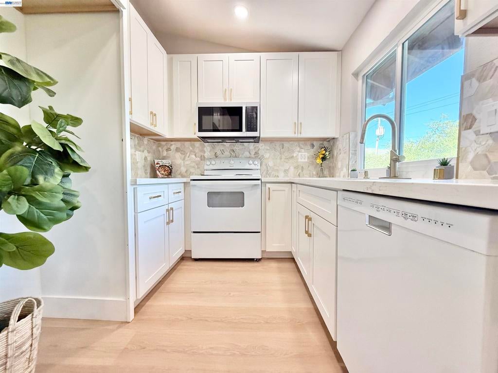 136 Hackamore Ln