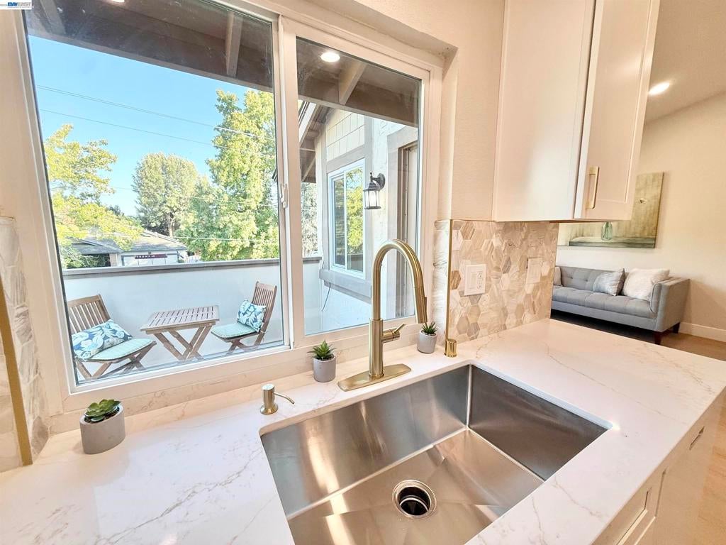 136 Hackamore Ln