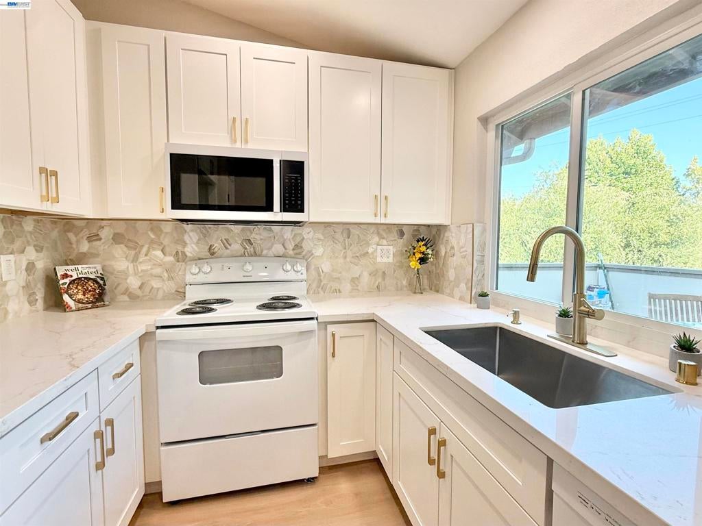 136 Hackamore Ln