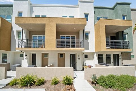 Photo of 27060 Deer Way, Valencia, CA 91381 (MLS # SR26087370)