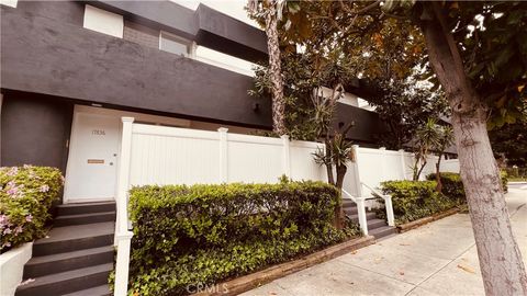 Photo of 17836 Magnolia Boulevard, Encino, CA 91316 (MLS # SR26004332)