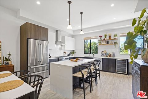 Photo of 6716 N Royce Lane, Van Nuys, CA 91411 (MLS # 26673833)