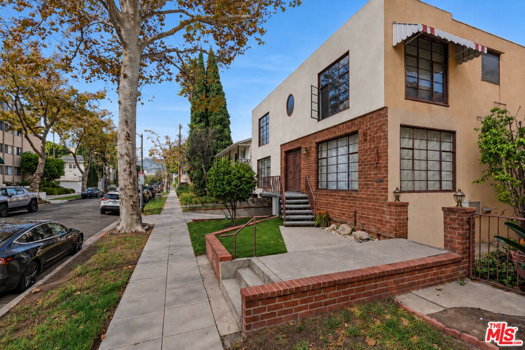 314 N Almont Drive